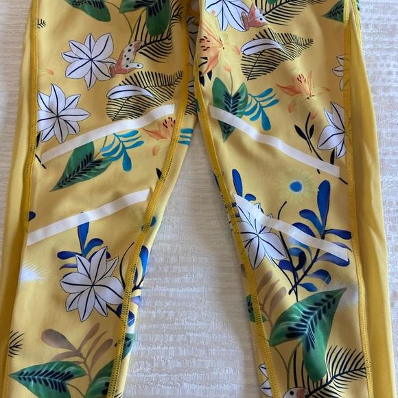 ZYIA ACTIVE Women's Yellow Floral Reflective Light n Tight Leggings 24” inseam - Picture 5 of 13